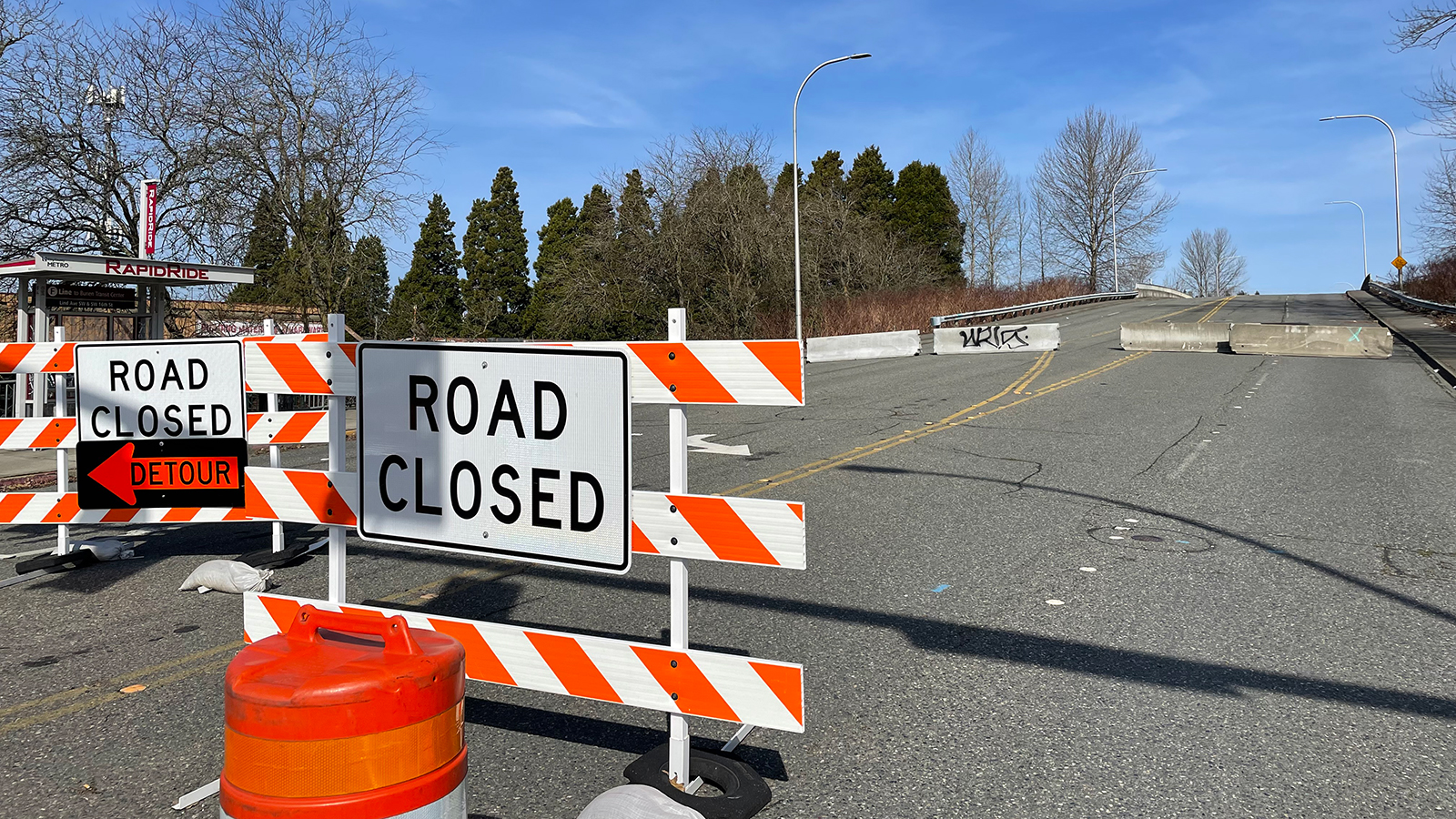 Cierre de carretera de Lind Ave en SW 12th Street en Renton con señal de desvío