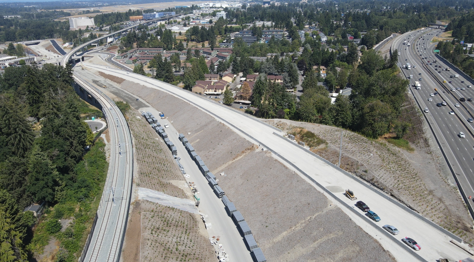 La primera milla de la nueva autopista de peaje SR 509 y las conexiones con la I-5 se están construyendo a través del contrato de la etapa 1b de la SR 509.