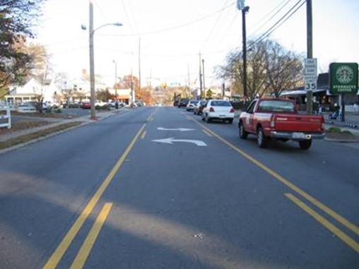 Foto de un carril de giro central bidireccional, con tráfico en el lado derecho.